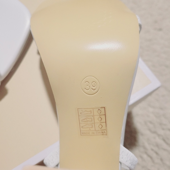 White Heel sandals - Picture 6 of 6